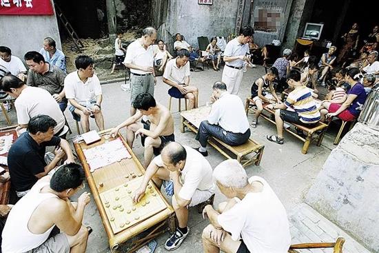 武汉市民在户外摆放的竹床旁消遣。? 新周刊 图